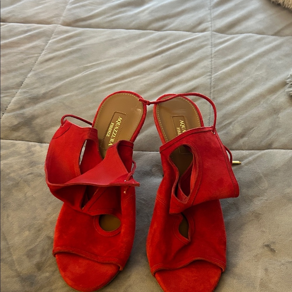 Aquazzura red suede classics size 38.
Great with jean’s or dresses.